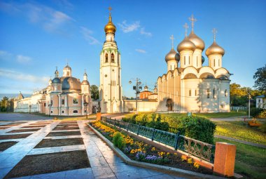 Diriltme Katedrali, çan kulesi ve Kremlin 'deki Aziz Sophia Katedrali. Vologda şehrinde bir yaz sabahı.