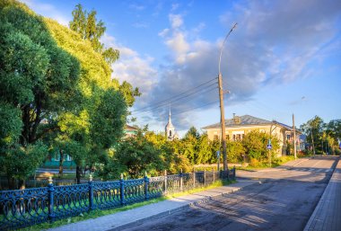 Kremlin bahçesinin çitleri ve Vologda 'da terk edilmiş bir sokak.