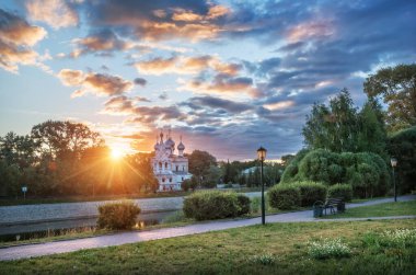 St. John Chrysostom Kilisesi Vologda şehrindeki Vologda Nehri kıyısında bir yaz sabahı