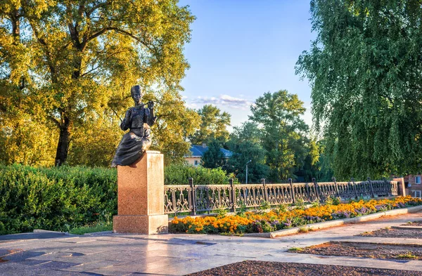 Rzeźba Dziewczyny Muzy Kremlu Mieście Vologda Wczesnym Letnim Rankiem — Zdjęcie stockowe