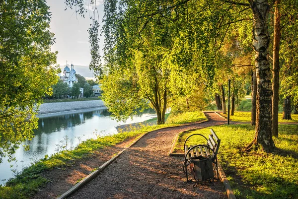 Bench Park River Bank Temple Vologda Early Summer Mornin — Stock Photo, Image