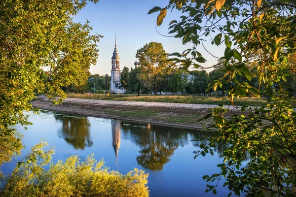 河畔的Sretenskaya教堂和Vologda河中的反思 — 图库照片