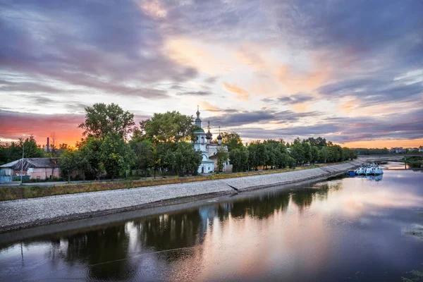 夏の夜明けにヴォローダ市のヴォローダ川のほとりにあるドミトリー プリルツキー教会 Mornin — ストック写真