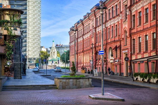 Evler Kafeler Moskova Bir Yaz Sabahı Arbat Caddesinde Bir Kilise — Stok fotoğraf