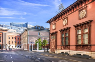 Lopyrevsky 'nin evi bir yaz sabahı Moskova' da, Arbat 'ta bir şeritte.