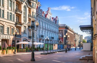 Moskova 'da bir yaz sabahı Arbat' ta evler ve kafeler