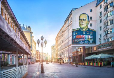 Moskova 'da bir yaz sabahı Arbat' ta bir evin sonundaki potret graffiti.