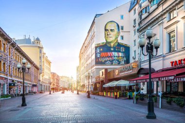 Moskova 'da bir yaz sabahı Arbat' ta bir evin sonundaki potret graffiti.