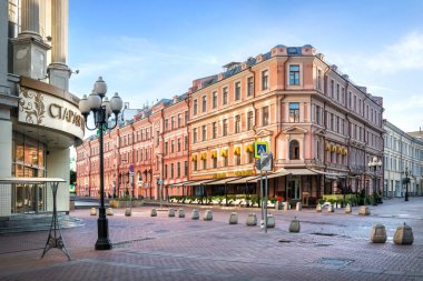 Moskova 'da bir yaz sabahı Arbat' ta evler, kafeler ve fenerler