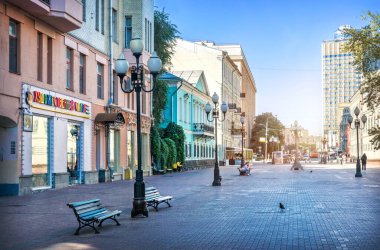 Moskova 'da bir yaz sabahı Arbat' ta evler ve kafeler