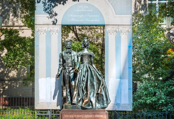 Monumento Alexander Pushkin Natalia Goncharova Arbat Moscú Una Mañana Verano — Foto de Stock