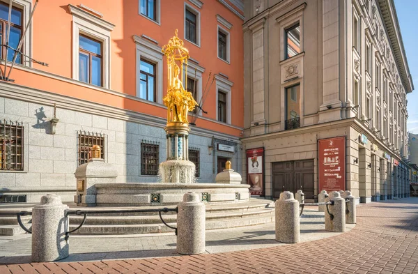 Moskova 'da bir yaz sabahı Arbat' taki Vakhtangov Tiyatrosu 'nda Prenses Turandot' un heykeli