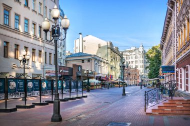 Moskova 'da bir yaz sabahı Arbat' ta evler, kafeler ve fenerler