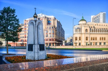 Bir yaz sabahı, Moskova 'da Prag Restoranı ve Şapel Sütunu' nun inşası.
