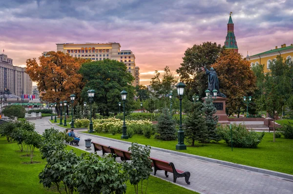 Morgon i trädgården nära Kreml — Stockfoto
