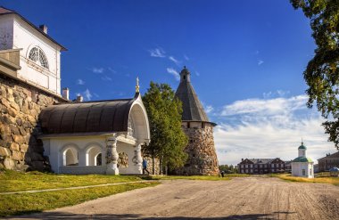Mavi Kuzey gökyüzü altında