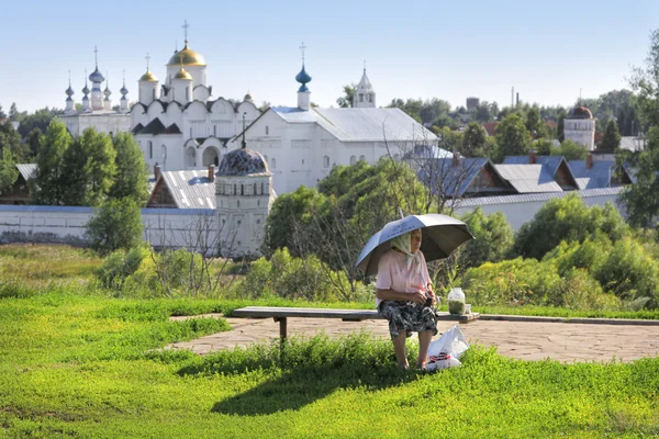 Бабушка на скамейке запасных — стоковое фото