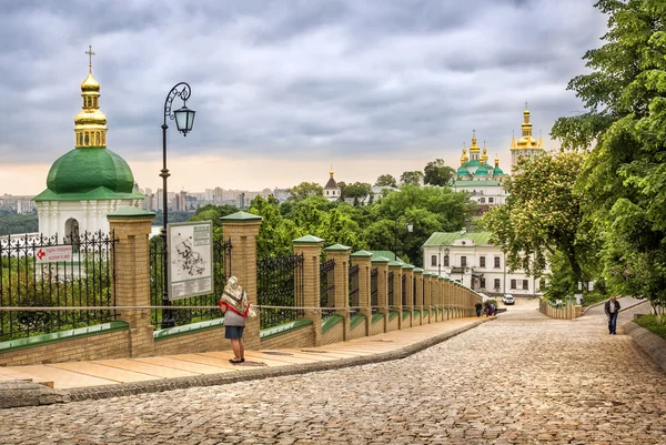 Promenade dans le monastère — Photo