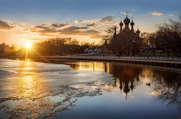 Pryč s řetězy ledu — Stock fotografie