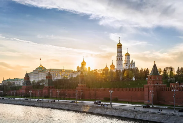 Птицы над Кремлем — стоковое фото