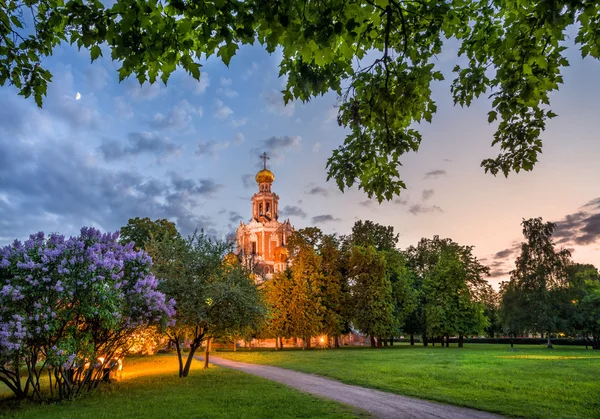 Lilac and a temple in the evening light — Stock Photo, Image