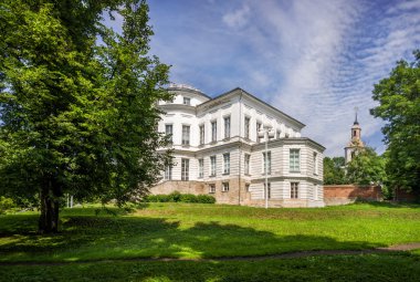 Manor ve eski bir çan kulesi