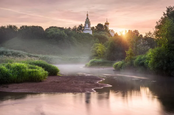 Рожевий ранок на річці — стокове фото