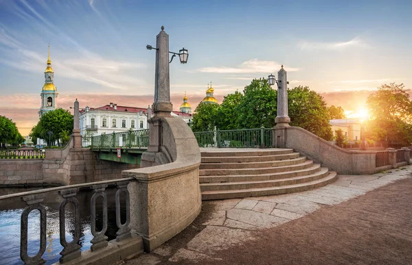 St. Nicholas Katedrali kanalın yanında