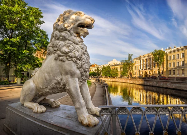 Estátua de leão branco na ponte — Fotografia de Stock