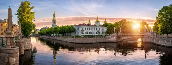 Каналы в Свято-Николаевском соборе в утреннем свете — стоковое фото