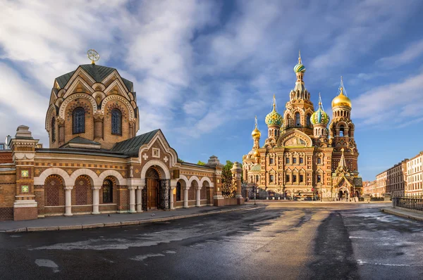 Cathédrale Notre Sauveur sur le sang versé dans la lumière du soleil du matin et Musée — Photo