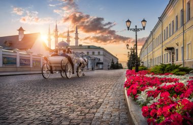 Kazan Kremlin cobblestones üzerinde bir arabası