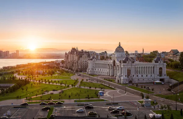 Le soleil s'est levé au-dessus du palais des fermiers de Kazan — Photo