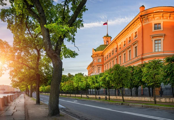 Mikhailovsky Castle in the first rays — Φωτογραφία Αρχείου