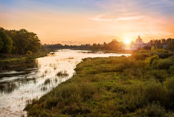 Монастир на річці — стокове фото