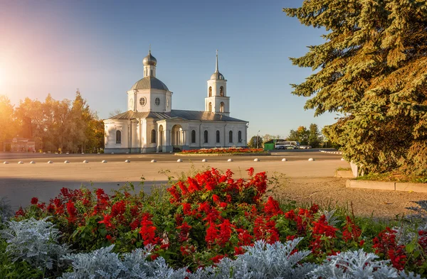 Templo de la Trinidad con flujo —  Fotos de Stock