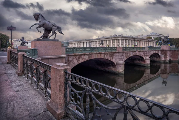 Ponte de Anichkov em uma manhã nublada cinza — Fotografia de Stock
