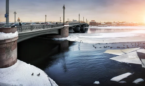 Deriva de hielo de invierno en el río Neva — Foto de Stock