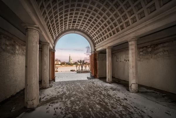 Guardando attraverso l'arco — Foto Stock