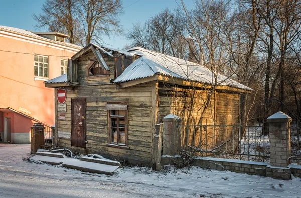 Rifugio in legno in un vecchio parco — Foto Stock