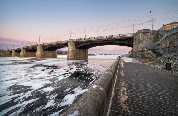 Bron i bojor av is — Stockfoto