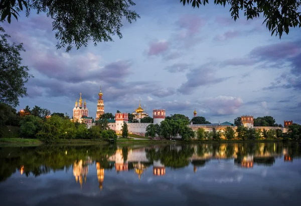 Листва под ногами — стоковое фото