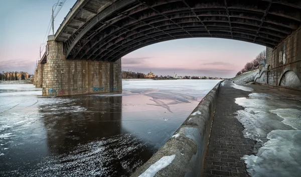 The new bridge over the frozen Volga — Stock Photo, Image