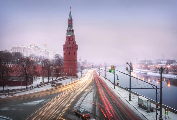 Снег не мешает передвижению автомобилей — стоковое фото