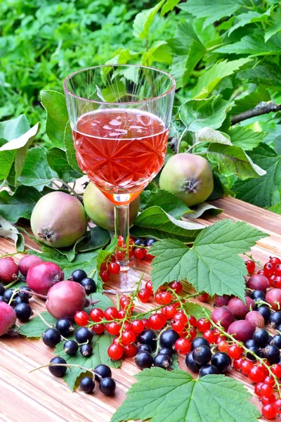 Bir kadeh köpüklü kırmızı şarap