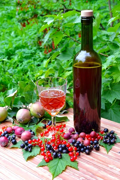 Köpüklü şarap ve çilek