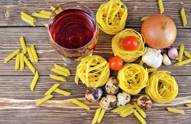 Makarna ve şarap masanın üzerine