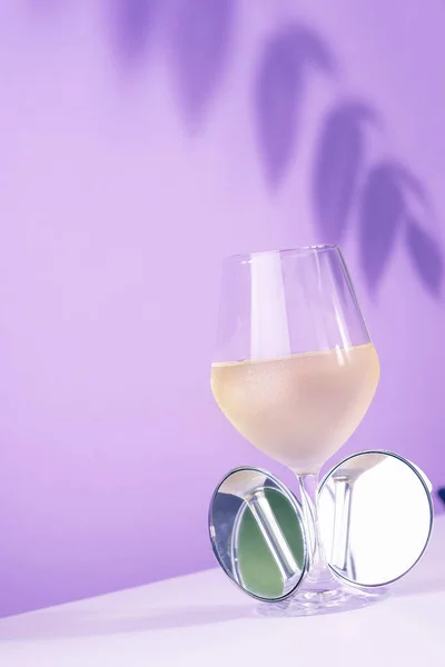 Vidro Vinho Branco Espelho Reflexão Sobre Luzes Fundo Roxo — Fotografia de Stock