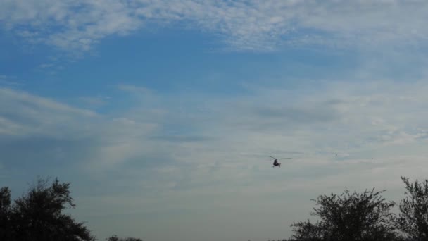 Вертолет Приближается Издалека Голубому Небу — стоковое видео