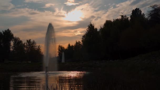 Захід Сонця Березі Водосховища Фонтаном Прекрасний Природний Ландшафт — стокове відео